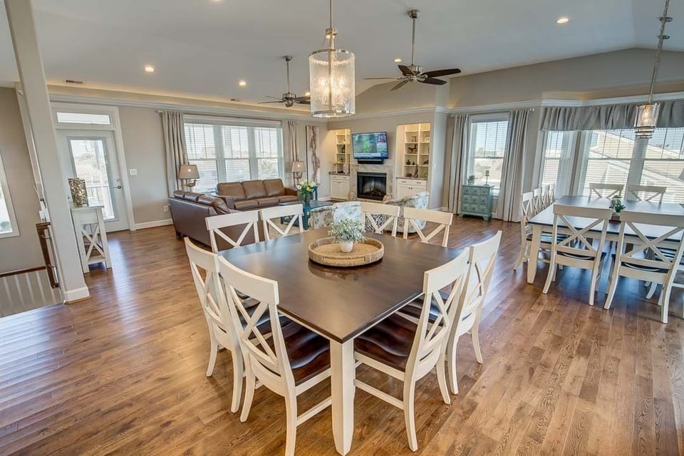 Top-Level Dining Room with Table (seats 8)