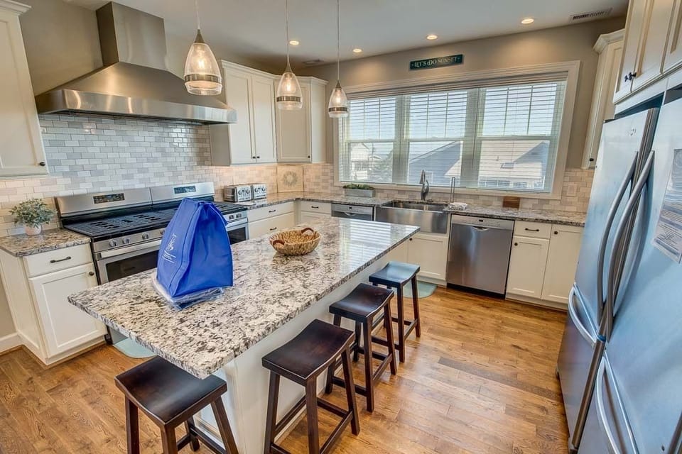 Top-Level Kitchen with Bar (seats 4)