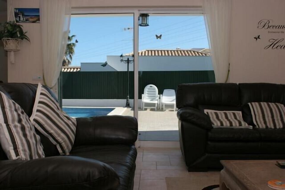 Lounge access to Pool