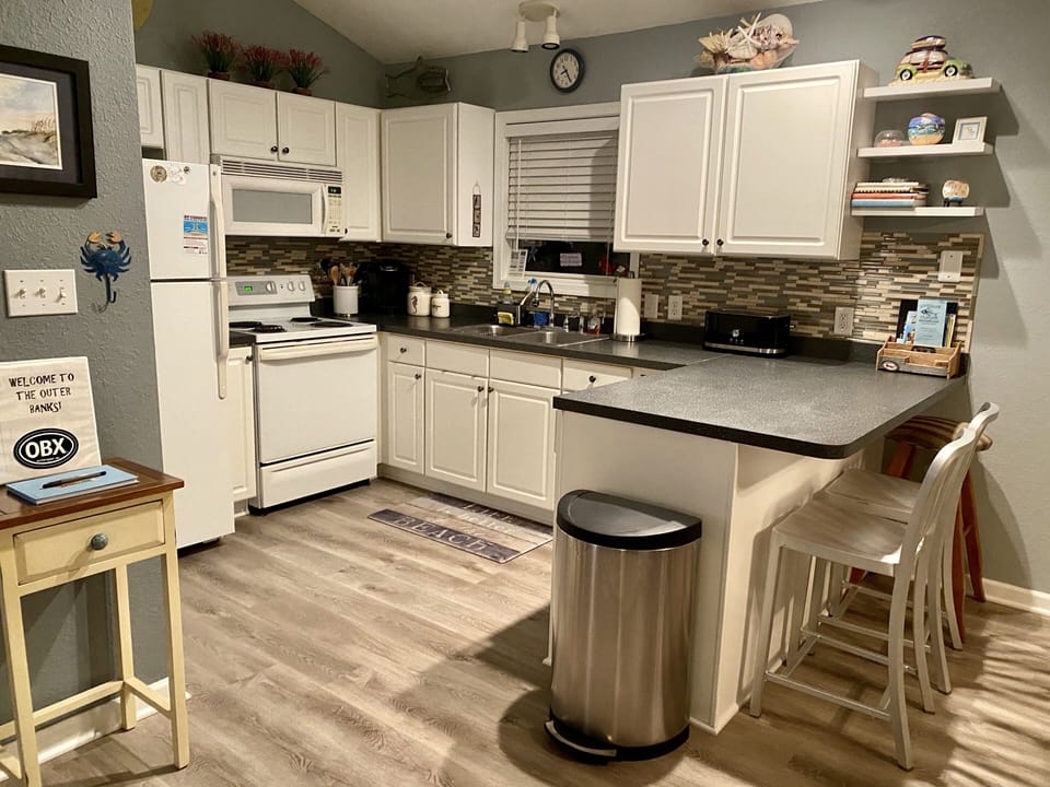 Fully stocked kitchen and new dishwasher for 2021. 