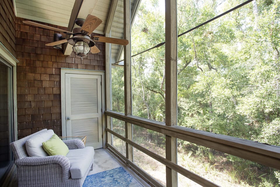 Secluded wooded view from the porch. Peaceful place!