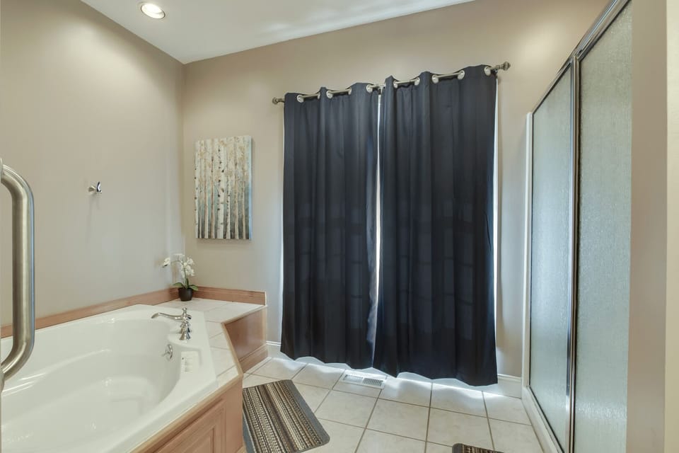 Master Bathroom with Separate Shower & Jetted Tub