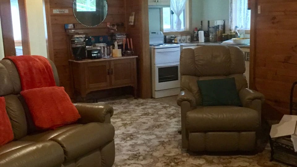 Lazy boy lounge and. Full kitchen Well stocked