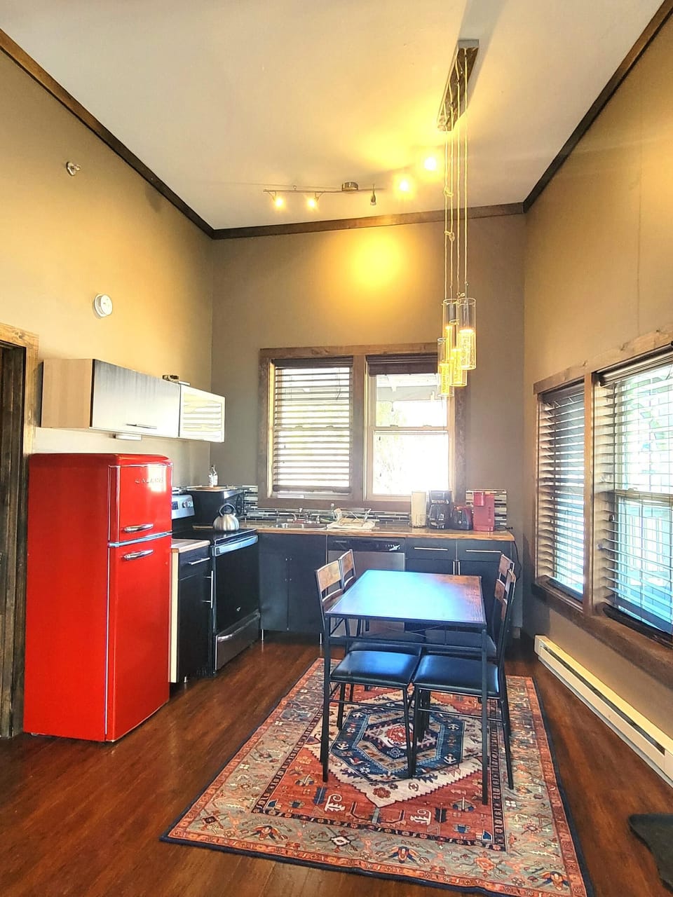 2-Bedroom apartment w/Loft (D7), walk to Main St. (735)