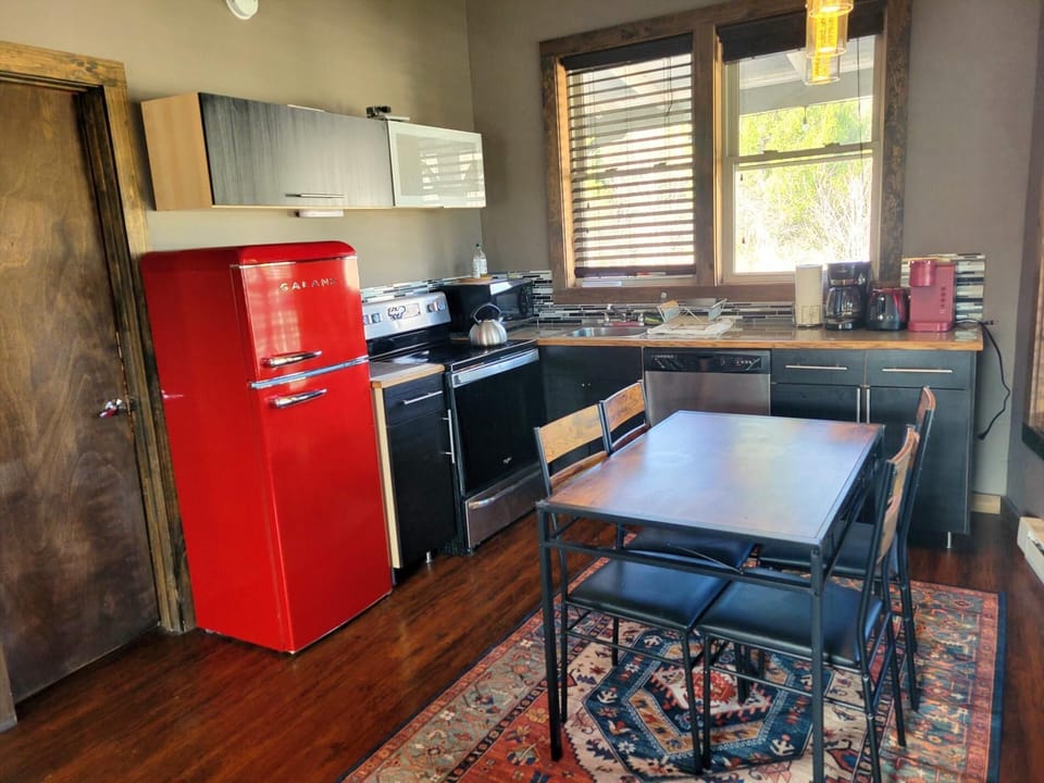 2-Bedroom apartment w/Loft (D7), walk to Main St. (720)
