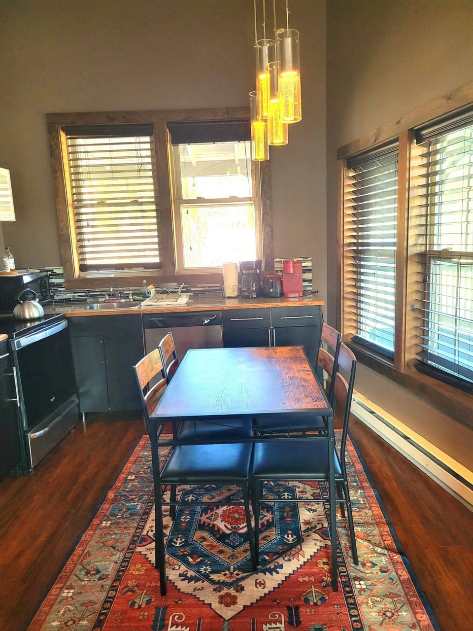 2-Bedroom apartment w/Loft (D7), walk to Main St. (721)