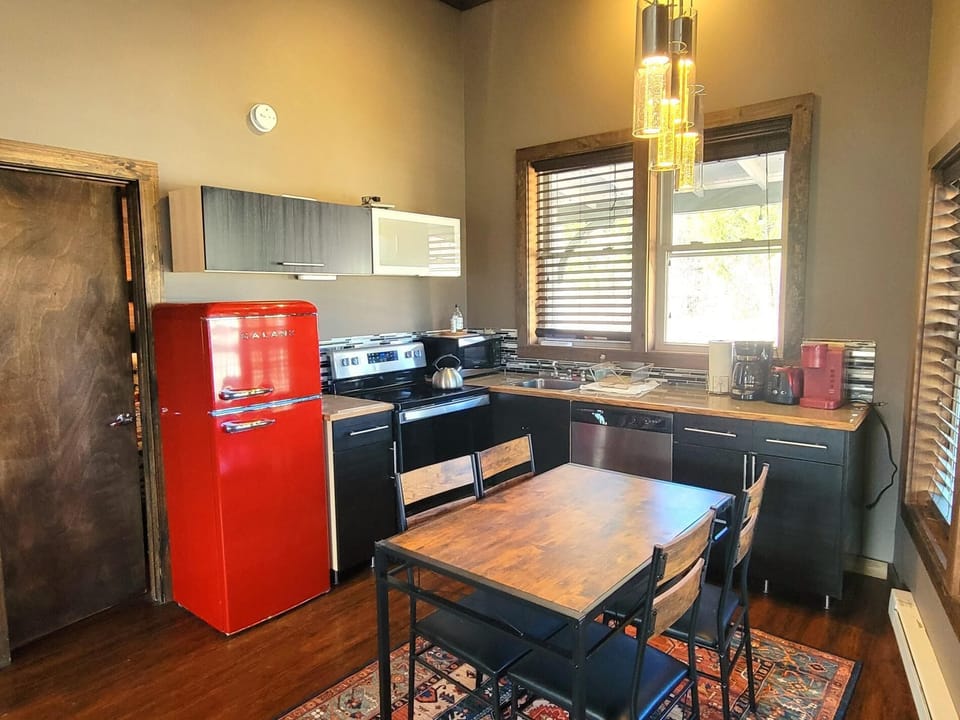2-Bedroom apartment w/Loft (D7), walk to Main St. (736)
