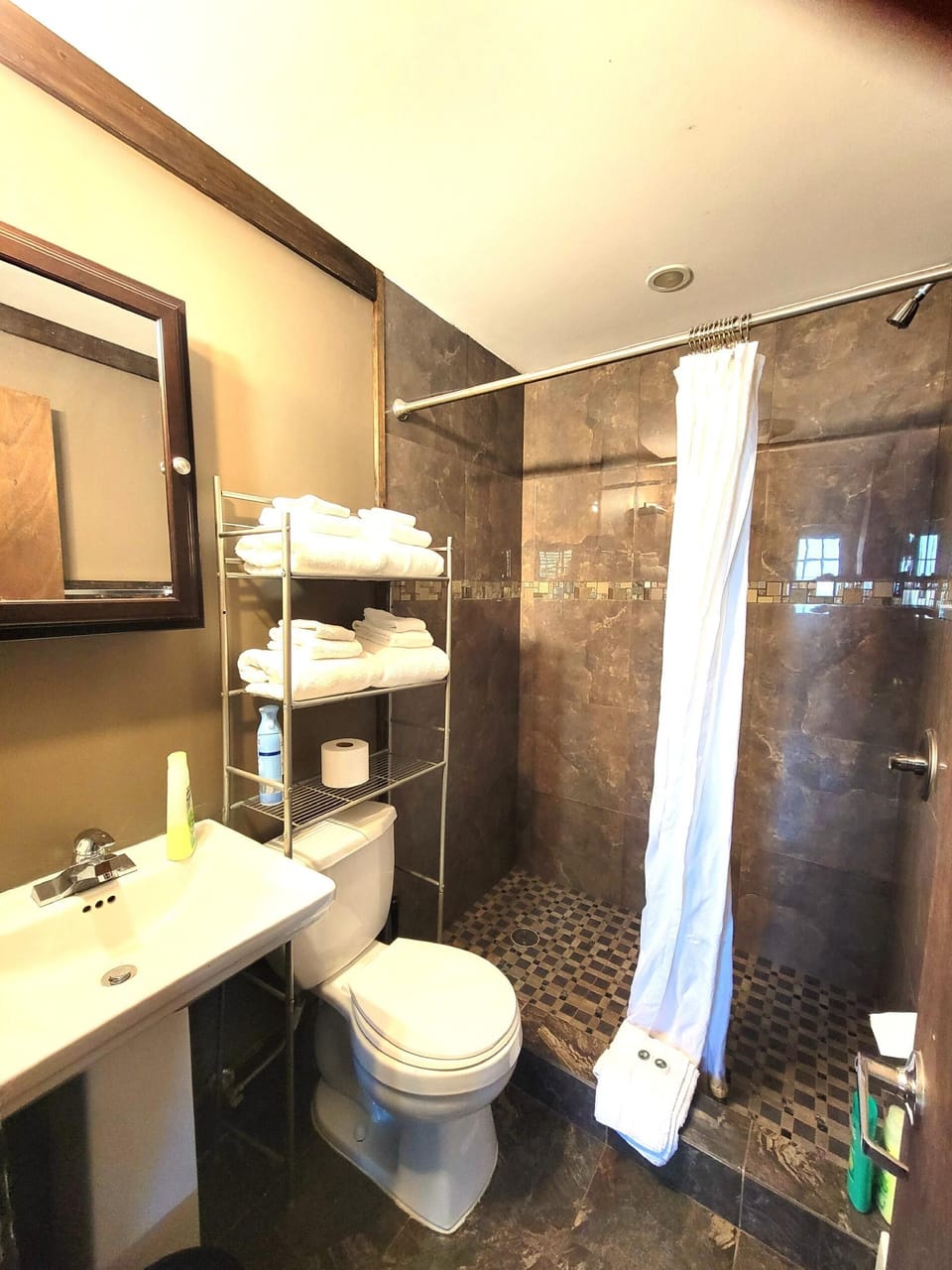 2-Bedroom apartment w/Loft (D7), walk to Main St. (727)