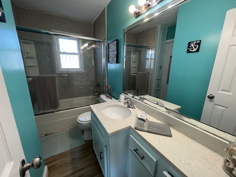 Hall bathroom with shower/tub combination.
