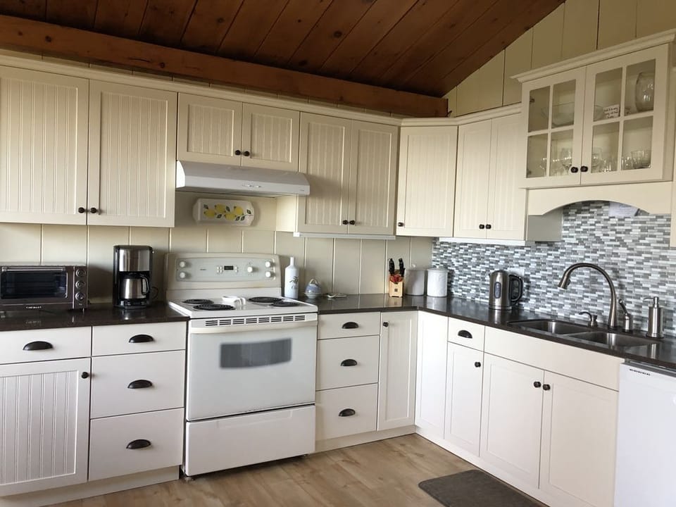 Fully equipped chef's kitchen