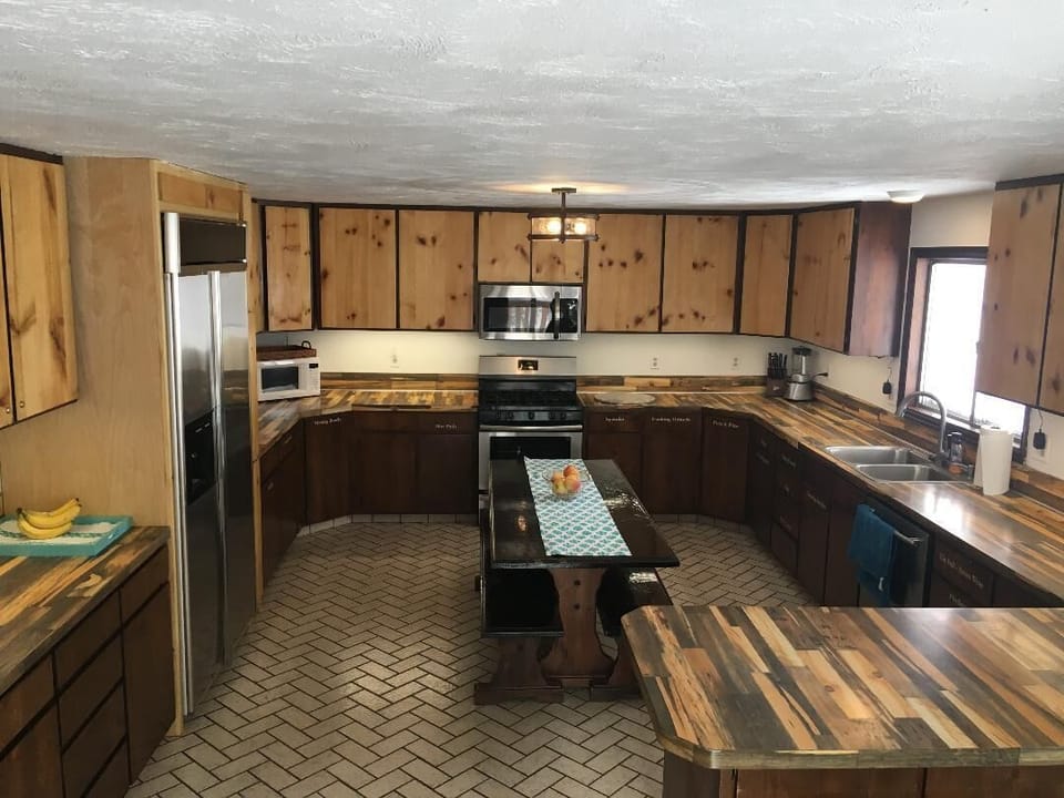 Old photo of large Kitchen (2 of everything now) New Pictures soon.