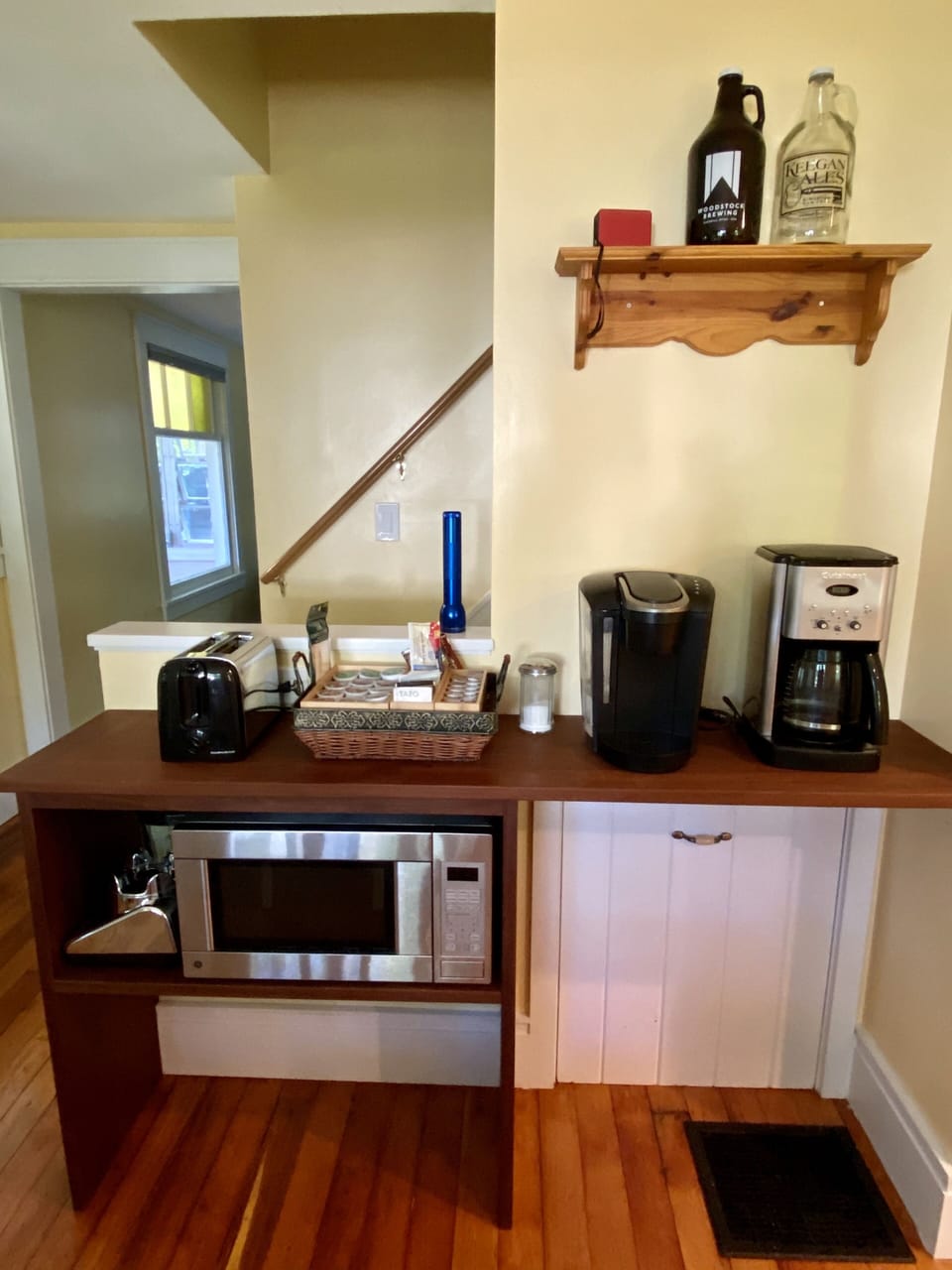 Coffee maker, kurig, toaster, microwave, blender, k-cups, creamer and tea 