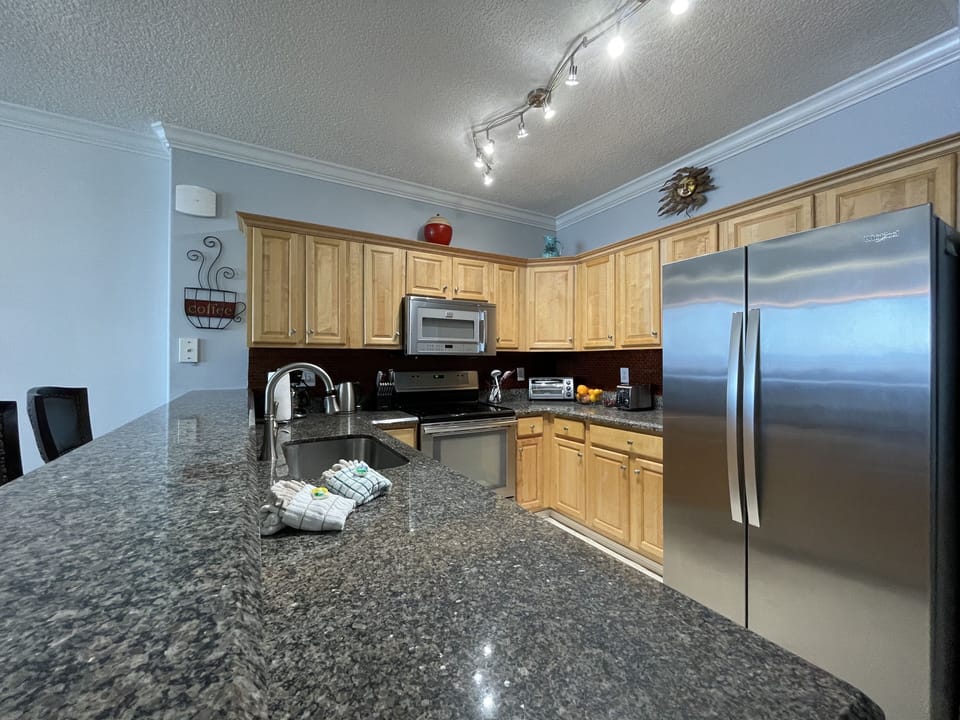 Kitchen: Owen, Toaster, Drip Coffee Machine, Keurig Coffee Machine, Blander