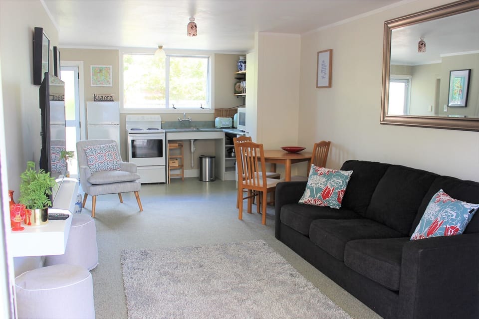 Lounge & kitchenette