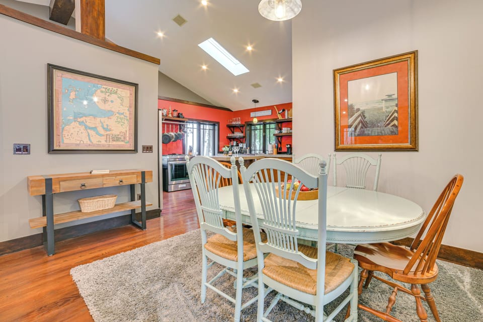 Dining Area | Dishware & Flatware Provided