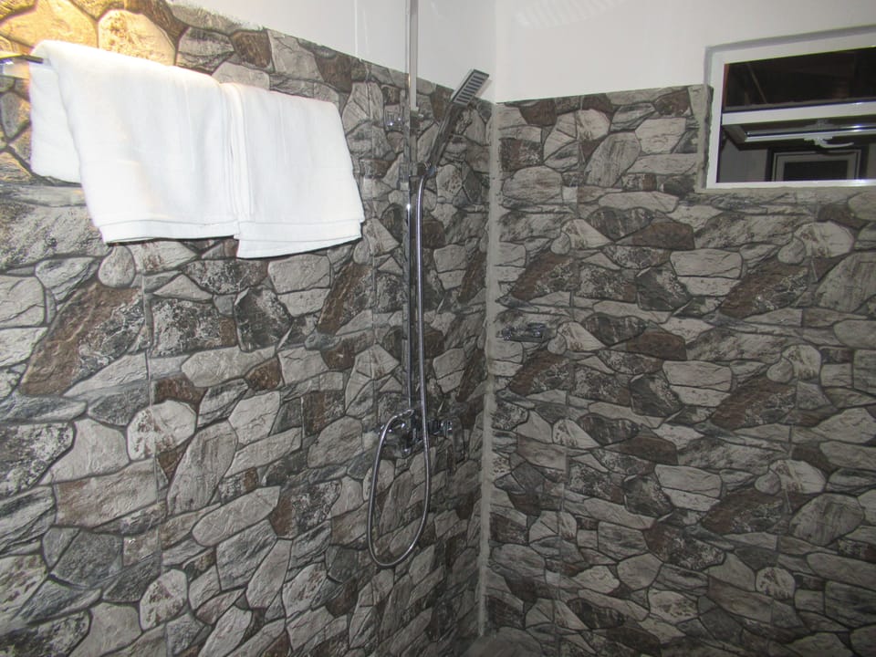 Deluxe Double or Twin Room, 1 Double Bed, Non Smoking | Bathroom | Shower, rainfall showerhead, towels