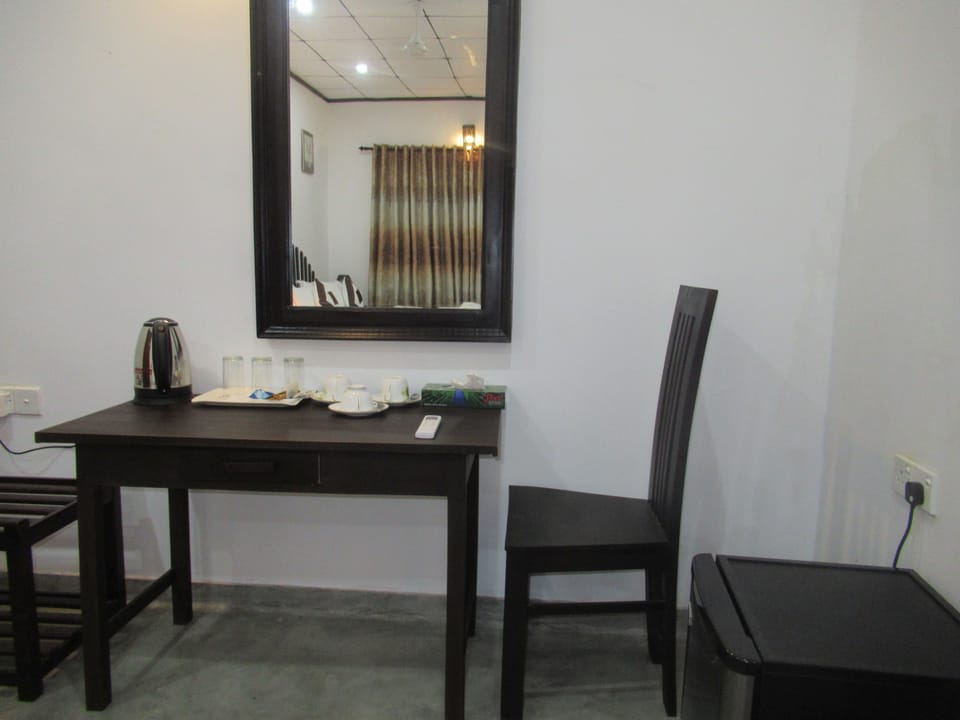 Deluxe Double or Twin Room, 1 Double Bed, Non Smoking | In-room dining
