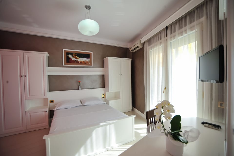 Standard Room, 1 Queen Bed, Non Smoking, Sea View | Minibar, in-room safe, desk, laptop workspace
