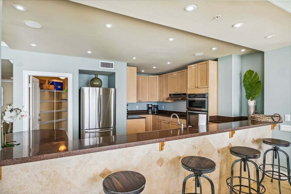 Eat-in bar seating