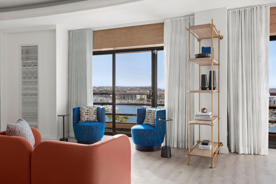 Executive Suite, 1 King Bed with Sofa bed, City View (Mobility/Hearing Access, Roll-In Shwr) | Down comforters, pillowtop beds, in-room safe, desk