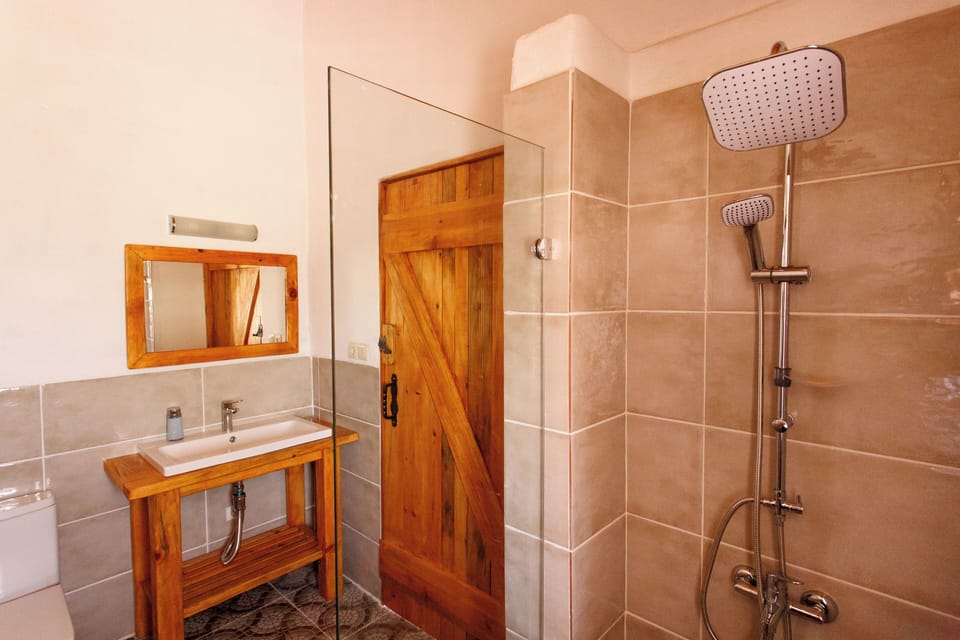 Luxury Double Room, Garden View | Bathroom | Shower, rainfall showerhead, free toiletries, hair dryer