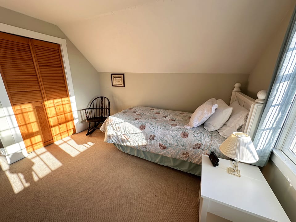 Twin bedroom upstairs