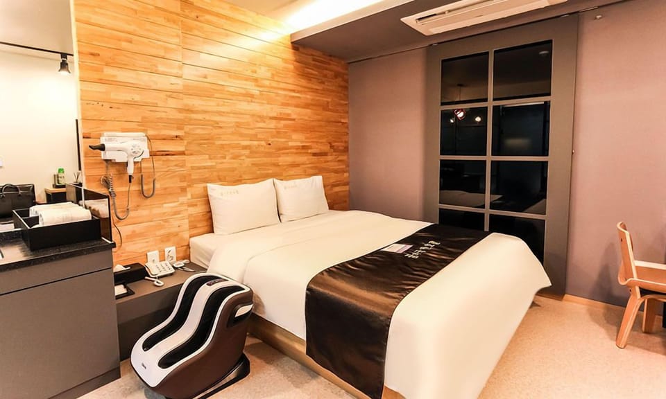 Deluxe Double Room | Individually decorated, individually furnished, free WiFi, bed sheets