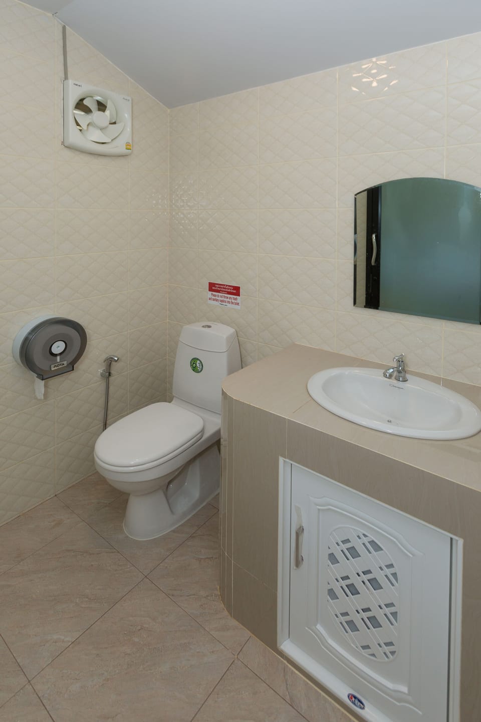 Shower, rainfall showerhead, free toiletries, hair dryer