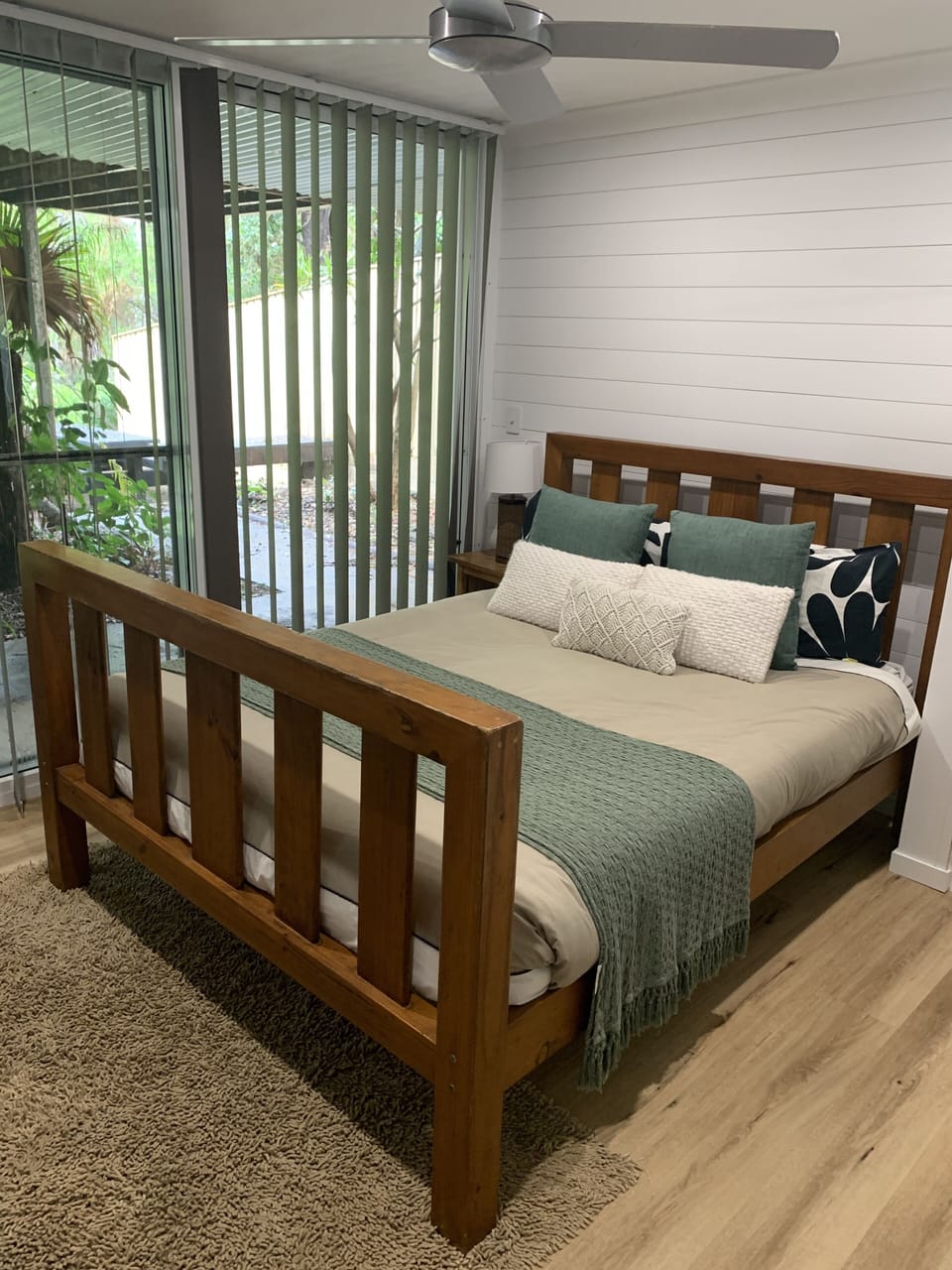 The Garden Suite - super comfy Queen Bed
