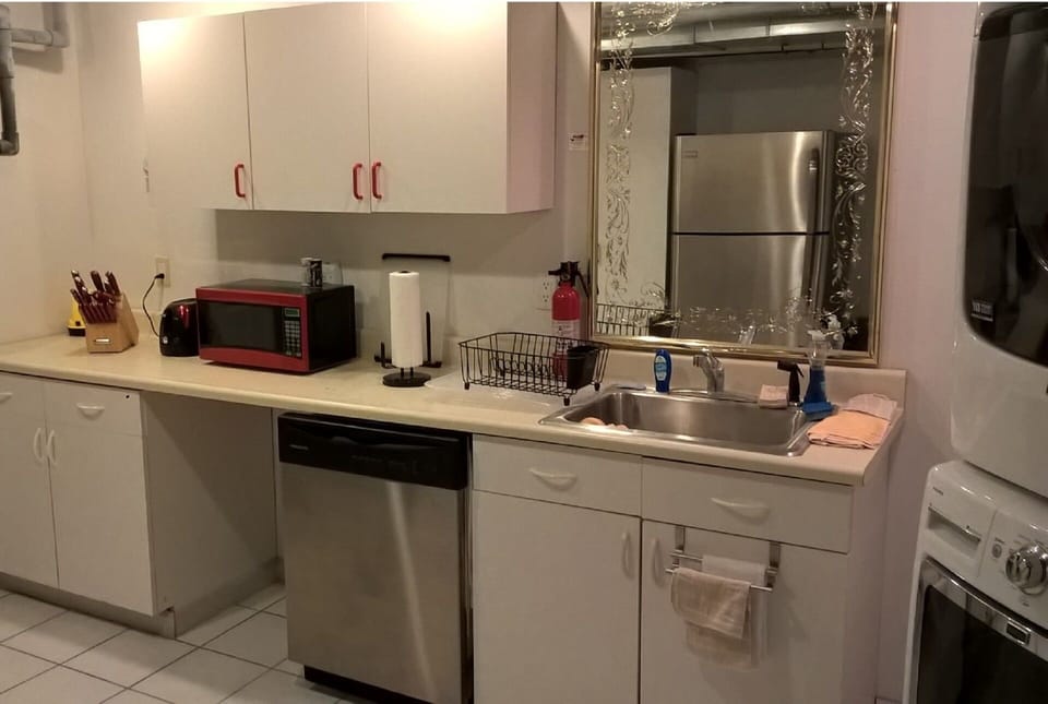 New dishwasher, microwave and toaster. All utensils, pots n pans available