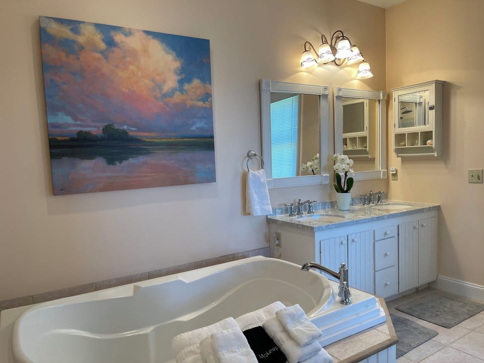 Mountain View King 2nd Floor | Bathroom | Eco-friendly toiletries, hair dryer, towels, soap