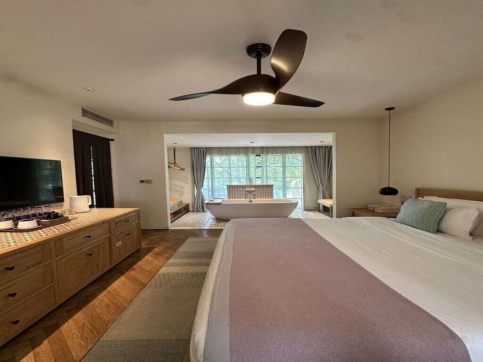 Comfort Double Room, Lake View | Premium bedding, minibar, individually decorated, individually furnished
