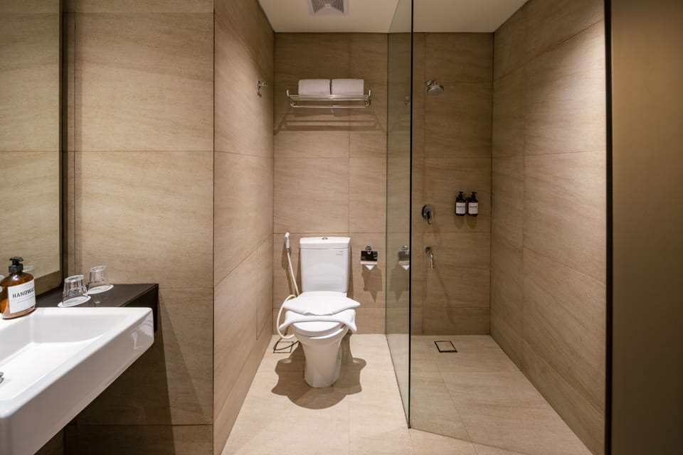 Shower, rainfall showerhead, free toiletries, hair dryer