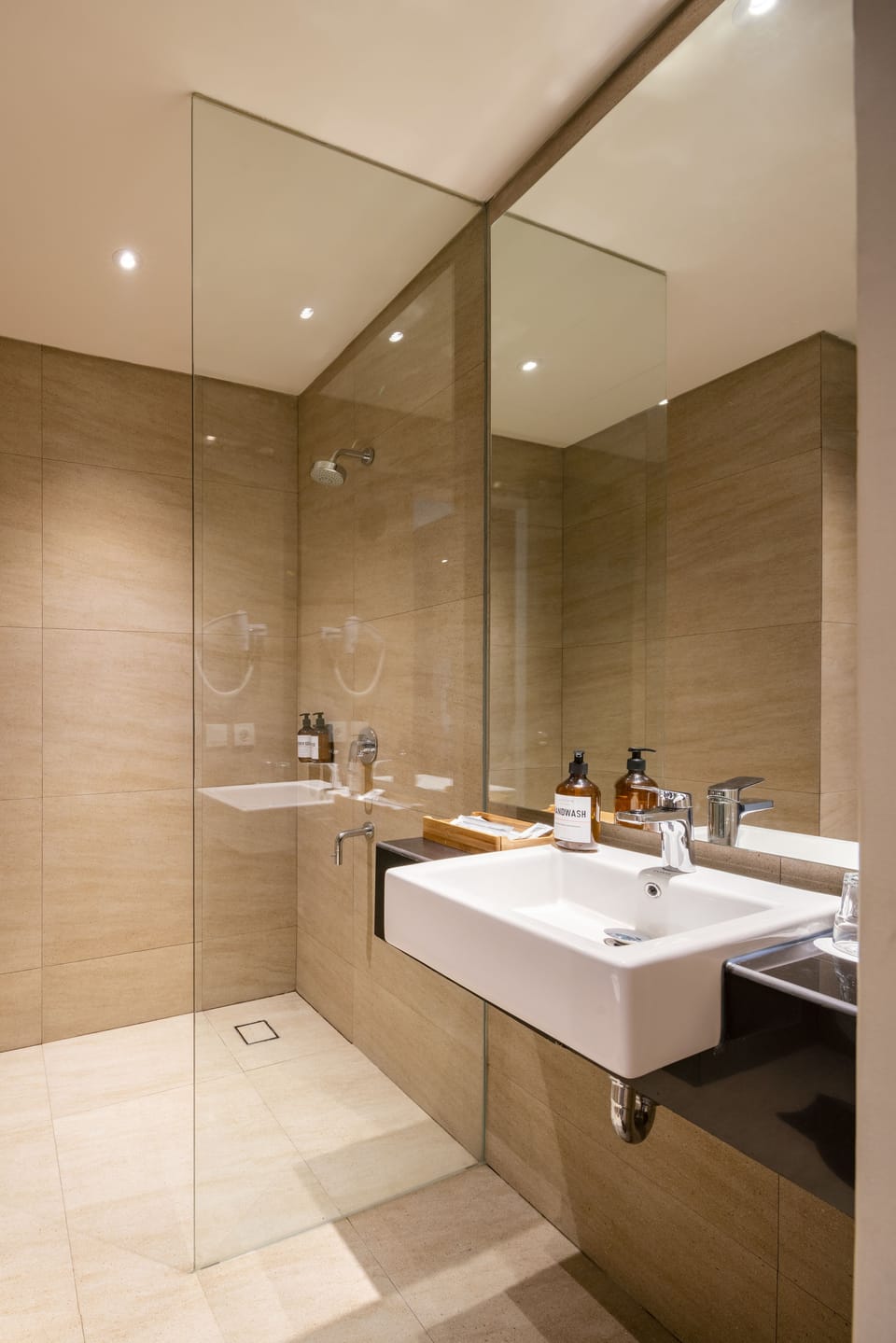 Shower, rainfall showerhead, free toiletries, hair dryer