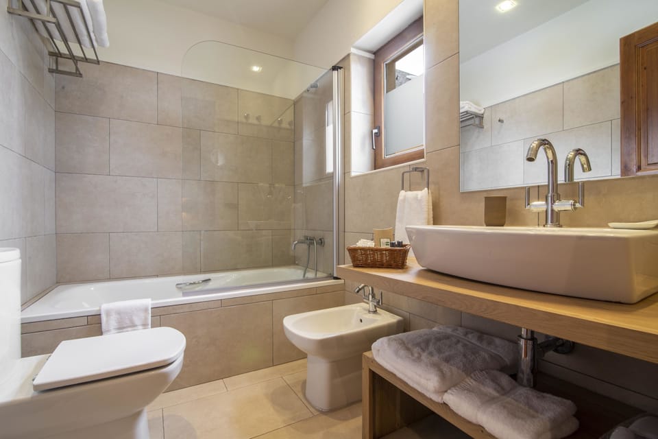 Deluxe Double Room, Non Smoking | Bathroom | Combined shower/tub, free toiletries, hair dryer (on request), bathrobes