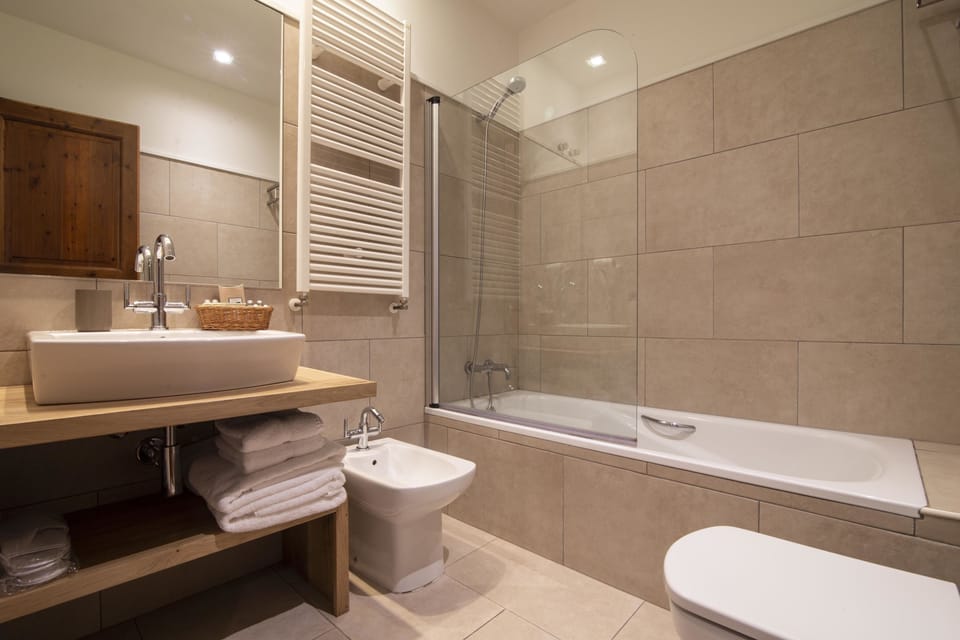 Economy Double Room | Bathroom | Combined shower/tub, free toiletries, hair dryer (on request), bathrobes