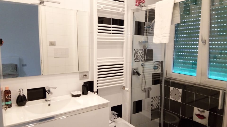 Quadruple Room (Adamo e Eva) | Bathroom | Shower, hair dryer, bidet, towels