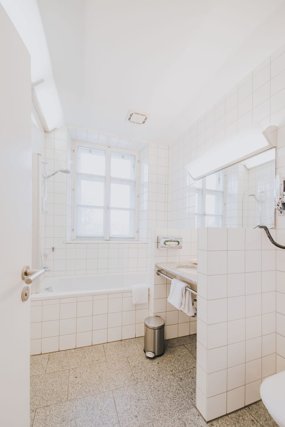 Deep soaking tub, hair dryer, towels