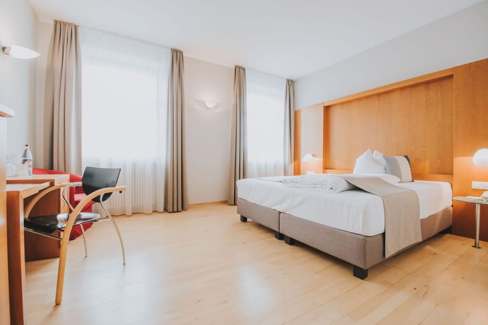 Comfort Double Room | Minibar, individually decorated, individually furnished, desk