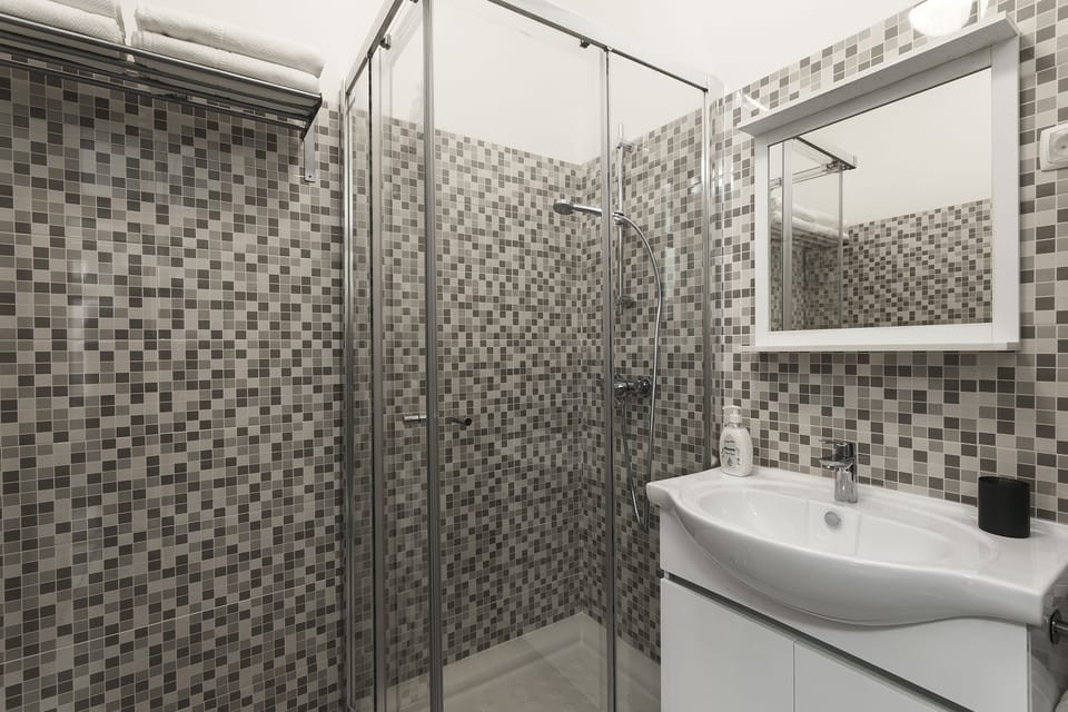 Apartment, 2 Bedrooms | Bathroom | Shower, towels