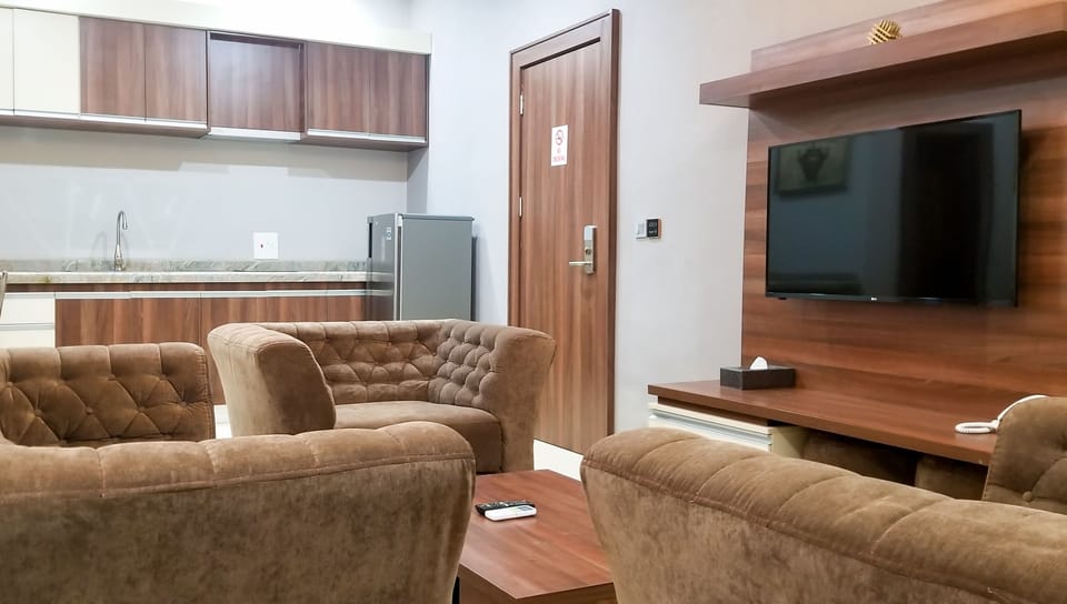Executive Room, Non Smoking | Living room | 50-inch LED TV with satellite channels, TV