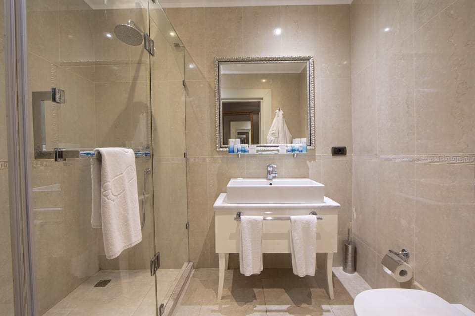 Standard Double or Twin Room, Non Smoking | Bathroom | Combined shower/tub, free toiletries, bathrobes, slippers