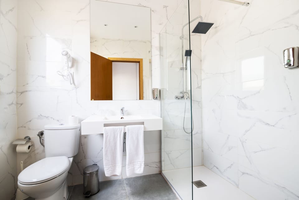 Double room with terrace | Bathroom | Bathtub, hair dryer, towels
