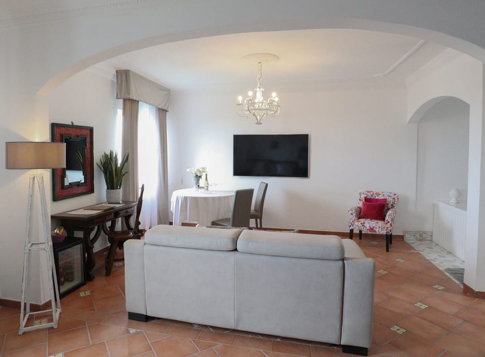 Studio Suite, Hot Tub (Suite del Golfo) | Premium bedding, down comforters, minibar, in-room safe
