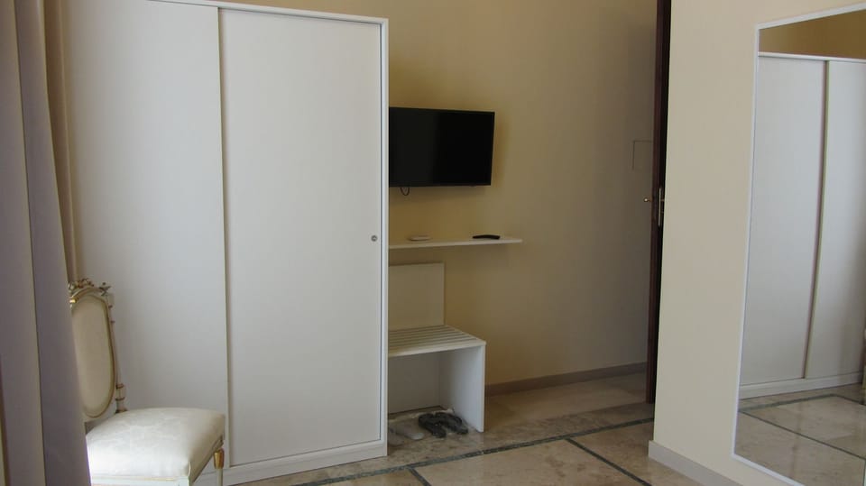 Double Room, Non Smoking | Room amenity