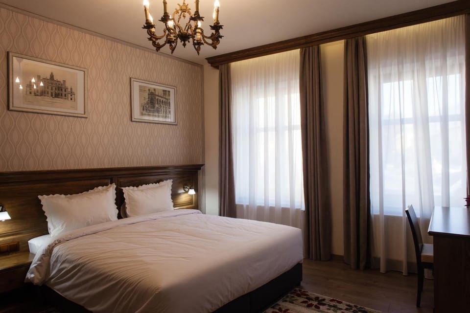 Superior Double Room, Non Smoking | Minibar, individually decorated, desk, soundproofing