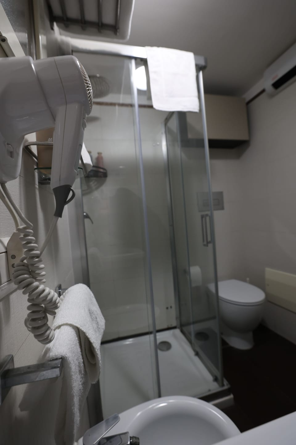 Deluxe Double Room, 1 Queen Bed, Private Bathroom | Bathroom | Shower, rainfall showerhead, free toiletries, hair dryer