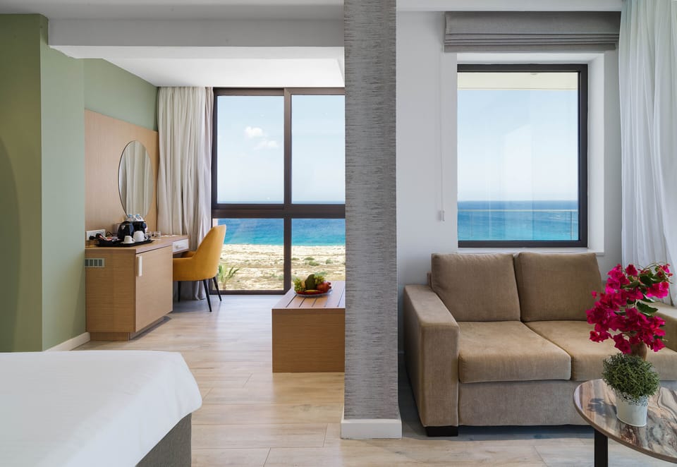 Junior Suite, Hot Tub, Sea Facing (Outdoor Jetted Tub) | Minibar, in-room safe, soundproofing, free WiFi
