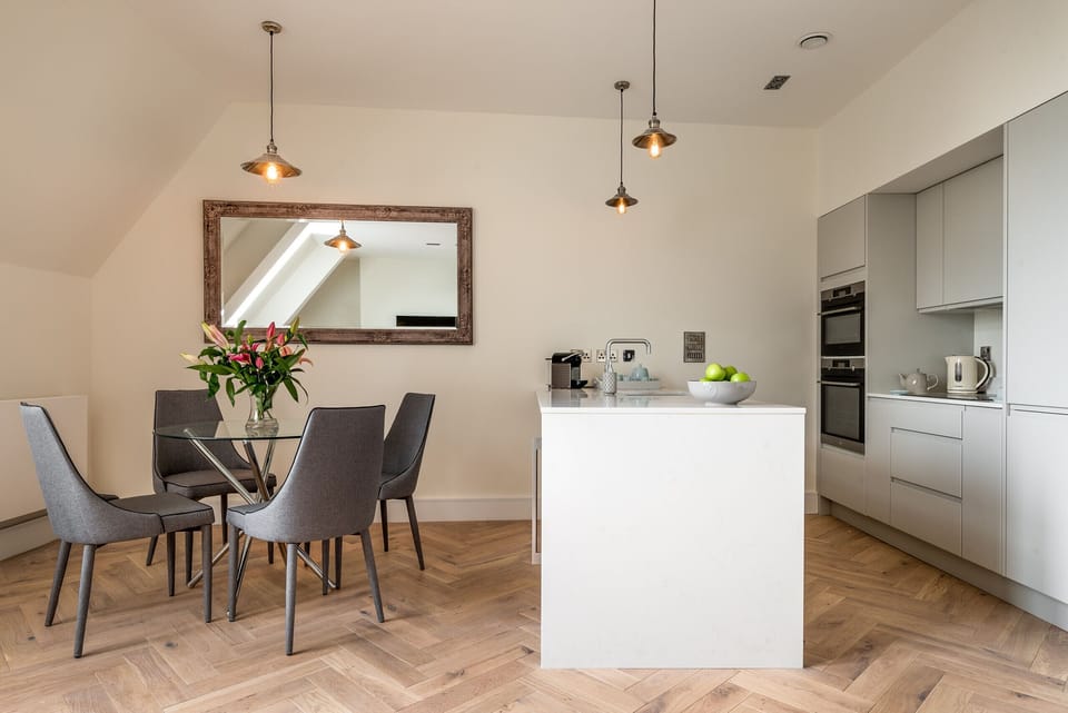 Fresh Escapes - Exeter City Centre Apartment, Cathedral View Sleeps 2 Dining room