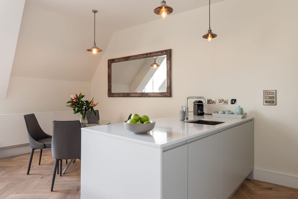 Fresh Escapes - Exeter City Centre Apartment, Cathedral View Sleeps 2